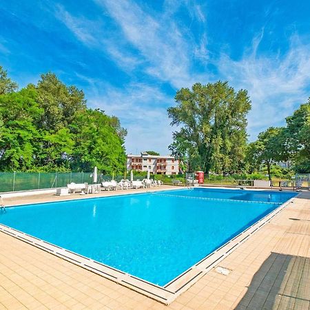 La Dolce Vita - Apartment With Shared Pool And Large Terrace Lido delle Nazioni Eksteriør billede